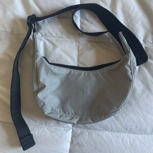 Baggu UO mini crescent bag light grey/black strap